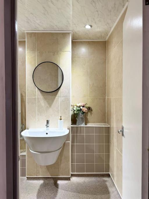 6 Guests House Old Trafford,Media City,City Centre, Free Parking Manchester Extérieur photo